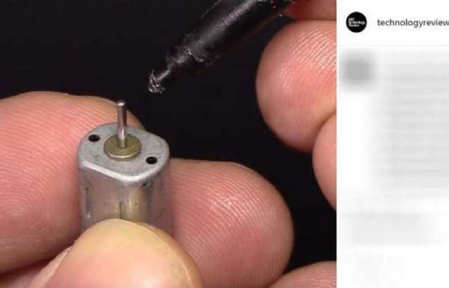 Kk bir DC motoru daha bulup onu yine kestiimiz minik tahta paralarna yaptryoruz.    