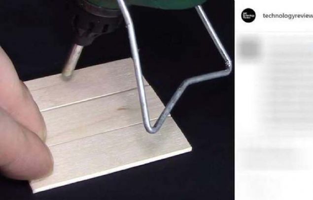 Bu dondurma ubuklarn bu ekilde kesip tutkallyoruz.    