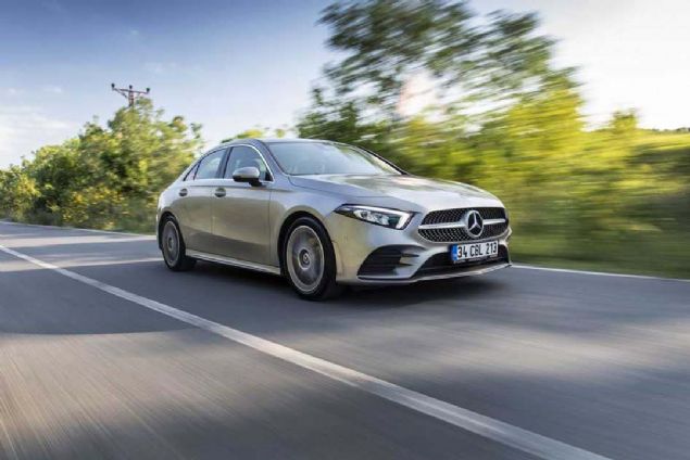 BR DZEL DER BENZNL K MOTOR SEENE   <br><br>  Mercedes, A-Serisi Sedan' biri dizel ve dieri benzinli olmak zere iki farkl motor seeneiyle mteriye sundu.  <br><br>  Yeni A 200 Sedan'da benzinli versiyonda 246.100 TL'den balayan fiyat, AMG versiyonu iin 294.600 TL'ye ulayor.   <br><br>  Mercedes'in dizel versiyon olarak belirledii Yeni A 180 d Sedan'n balang paketinde ilk fiyat 253.200 TL olarak belirlenmiken, AMG versiyonunda fiyat 301.400 TL'yi buluyor.      