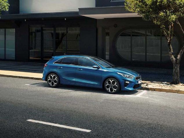 YEN CEED'DE DZEL MOTOR FARKI KIA'DAN  <br><br>  KIA Ceed'in nc nesli mart aynda Trkiye'de sata kmt.  <br><br>  KIA'nn haziran ay kampanyas kapsamnda, dizel motora sahip yeni KIA Ceed, benzinli motor fiyatyla sata sunuluyor.  <br><br>  Ayrca, Ceed'in benzinli turbo motora sahip otomatik anzman seenei ve Ceed Sportswagon modeli de 30 bin TL'ye 12 ay boyunca yzde sfr faiz frsatyla mterilere sunuluyor.          