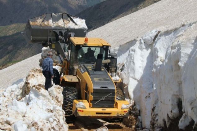 Yaklak 3 bin 800 rakml Horozdere kyne bal Meydan Yaylas'na kan yollardaki kar, i makineleriyle temizleniyor. 