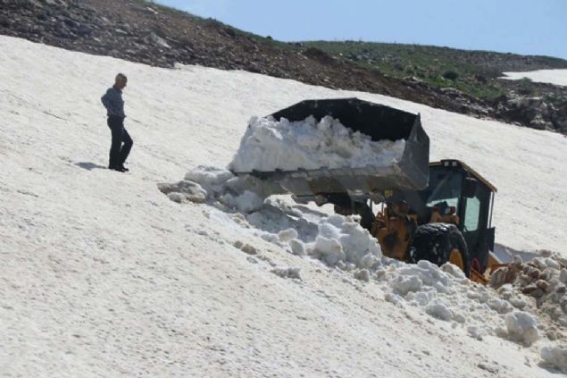 Haziran aynn sonuna yaklatmz bugnlerde karla mcadele eden ekipler, yaklak 3 gn daha alarak yaylalara ulamay hedefliyor.  