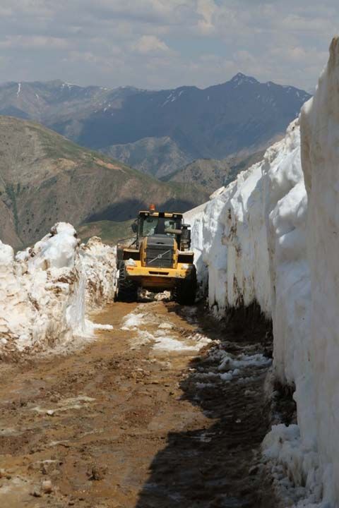 Hizan ilesine yaklak 40 kilometre uzaklkta olan yayla yolunu amak iin youn aba harcayan ile zel idare ekipleri, karla mcadeleyi yaz mevsiminde de srdryor.  