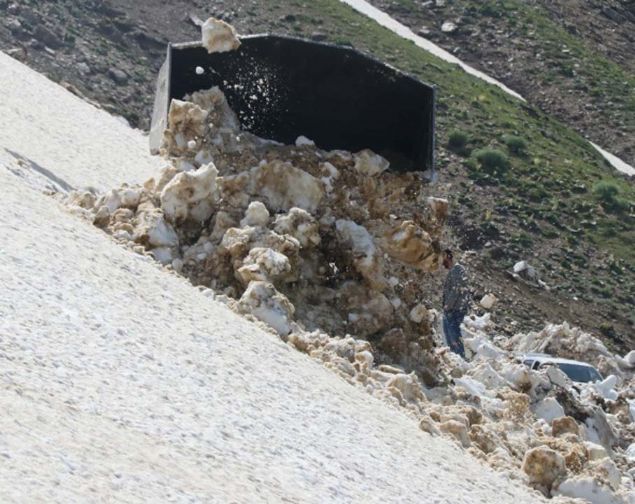 Dilsiz, 'Horozdere kyne bal Meydan Yaylas'nn yolunu ayoruz. Kar ykseklii ok fazla. Kar ok sert olduu iin zorlukla ayoruz. 5 gndr burada alma yrtyoruz... 