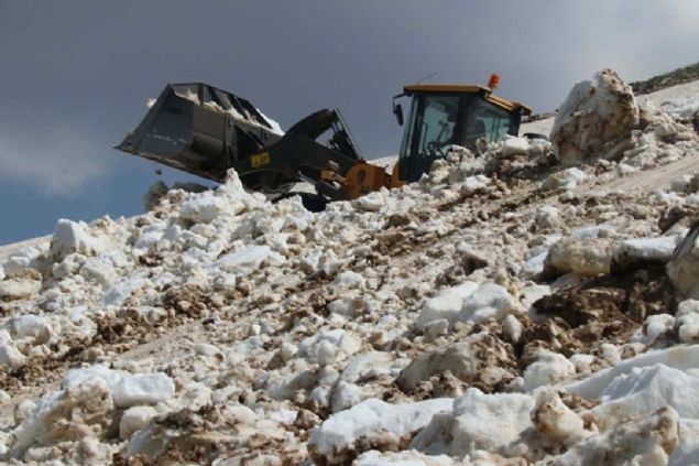 Yer yer kar kalnlnn 4-5 metreyi bulduu yayla yolunda 5 gnden beridir karla mcadele almas yrtlyor. 