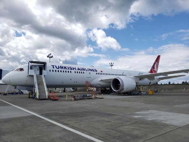 Ayrca yeni nesil kabin elence sistemleri ile uzun yolculuklarn daha konforlu gemesi amalanyor.   <br><br>  THY'nin Boing 787-9 tipi uann business snf 30, ekonomi snf ise 270 yolcudan oluuyor.     