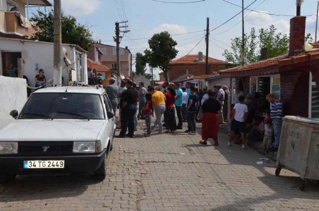 Gazibey Mahallesi Erturul Gazi Sokak'taki arazide define olduu sylentileri zerine pazarc Yaar Ak, resmi izin alarak, evinin yanndaki bo arazide kaz almas balatt.   <br><br>  Kltr Varlklarn Koruma Blge Kurulu, Mal Mdrl ve polis ekiplerinden oluan komisyon gzetiminde, le saatlerinde balatlan kaz almas, i makineleriyle srdrld.   <br><br>  5 ton altn olduu iddiasn duyan mahalle sakinleri de blgede toplanarak, kaz almalarn merakla takip etti.  <br><br>  Alana gvenlik eridi eken polisler, geni gvenlik nlemi ald.    