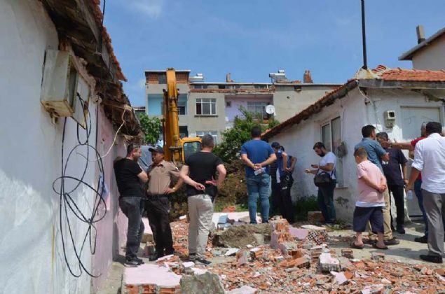 Burada byle bir varlk var ki burada i makineleri, bir sr memur buraya gelmi, kaz almas yapyorlar.  <br><br>  Buradan altn karsa ok iyi olur. Bizim mahalle insanlar faydalanr m, faydalanmaz m, onu zaman gsterecek. Ama biz faydalanmasndan yanayz.  <br><br>  karsa ok seviniriz. u anda 7- 8 metre kazdlar, daha kazacaklar' diye konutu.  