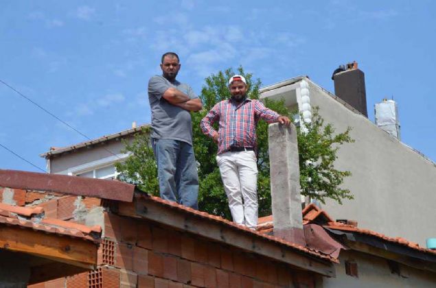 Mahalle sakini enol Geim ise 'u anda Gazibey Mahallemizde altn arama almas var. Hedefe yaklald ve byk altn dolu odann olduu syleniyor.   <br><br>  4,5 ile 5 ton civarnda altn kaca syleniyor. nallah kacak. almalar hzla devam ediyor' dedi.    