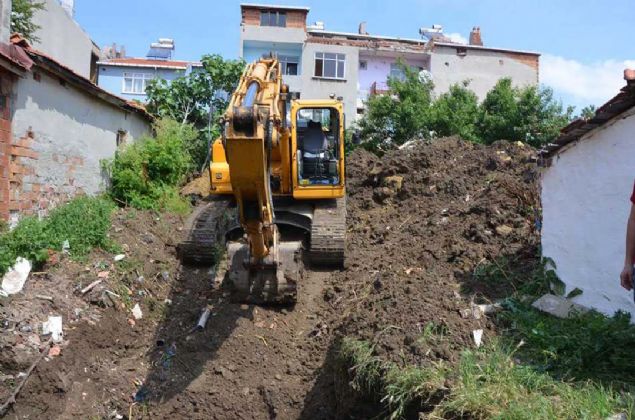 '7- 8 METRE KAZDILAR'  <br><br>  Mahalleliden Tamer Demirdzen, kaz almalarnn 8 metre derinlikte srdrldn belirterek, 'Mahallemizde kolluk kuvvetleri eliinde resmi define kazs balad.  <br><br>  Sylenene gre, burada 7 tane kral mezar var, diyorlar. 1 tane de ii altn dolu oda var; ama ii domuzlu, diyorlar.   