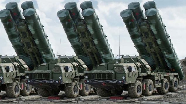 S-400 Triumf hava savunma sistemi, youn saldr ve elektronik nlemlere maruz kalma koullar altnda hava saldrsn ve keif aralarn (gizli teknoloji kullanlarak yaplan uaklar dhil) ve dier hava hedeflerini imha etme kabiliyetine sahip.    
