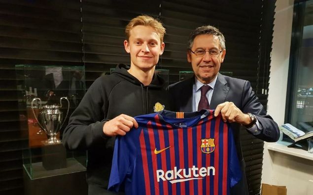                                                                 Frenkie de Jong  <br><br>  Yeni takm: Barcelona<br>  Eski Takm: Ajax<br>  Mevkiisi: Orta saha<br>  Bonservisi: 74 milyon euro                                                        