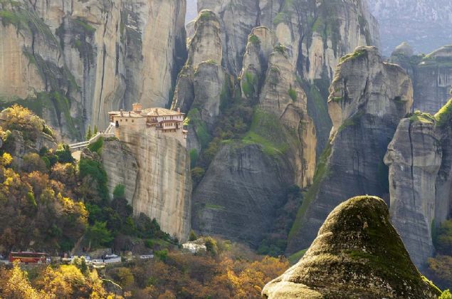 Meteora'nn neredeyse imkansz bir konuma ina edilen manastrlarnn gl manevi anlam, doasnn sunduu esiz manzaralaryla btnletiinde daha da gleniyor. 