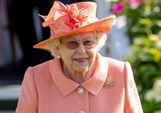 Her yl olduu gibi 'Asl yaran apkalar' yorumlar yapld.  <br><br>  Des Kate Middleton modac Elie Saab'n tasarm mavi elbisesine uyumlu mavi iekli bir apka semiti.  <br><br>  At yarlarna dknl ile bilinen 93 yandaki Kralie II. Elizabeth al gnnde neeli bir grnt izdi.  <br><br>  te 5 gn sren yarlardan fotoraflar... 