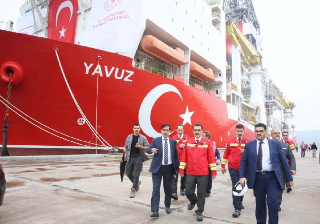 Maksimum yatak kapasitesi 210 olan Yavuz'da alan Trk personeller genellikle 21 gnlk almann ardndan bir haftalk sreyle eve dnyor. Yabanc personeller ise 28 gnde bir izin kullanabiliyor.  