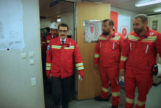 'GALATA KULESݒNDEN 36 METRE DAHA UZUN'  <br><br>  Dnmez, Trkiye'nin bu alandaki yrynn sonunda mjdeli haberler alacan belirterek, Yavuz sondaj gemisinin zelliklerini yle anlatt:     