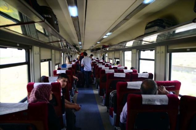 Sivas Cumhuriyet niversitesi Hemirelik Blm rencisi Sait Akda da nce Van'a otobsle gittiini ancak fiyatlarn yksek olmasndan dolay ekspresi tercih ettiini aktard. 