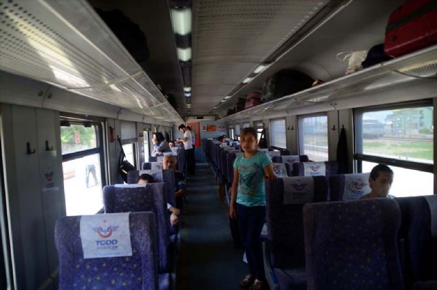 Ailesiyle Krkkale'den Van'a gitmek iin ekspresle yolculuk yapan Hasan Durak, yapt aklamada, rahat ve konforlu olan Vangl Ekspresi ile yolculuk yapmann mutluluunu yaadn syledi.  