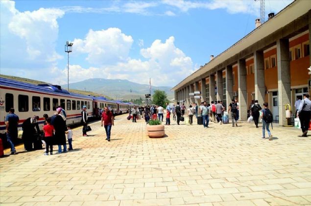 8 vagon ve 320 yolcu tama kapasitesine sahip Vangl Ekspresi'ni tercih eden vatandalar, doa ile i ie yaptklar seyahat boyunca gzel manzaralarn fotoraflarn ekiyor.  