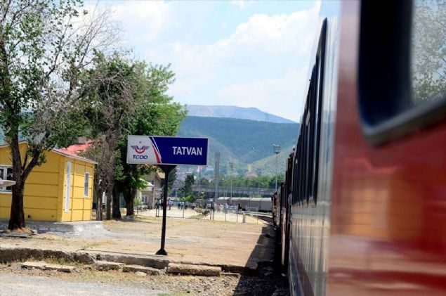 Akda, 'Trenin Tatvan'a kadar gittiini duydum. Fiyatlar da gayet uygun. Denemek istedim. yi ki gelmiim.   <br><br>  ok beendim. Yolda ok gzel manzaralarla karlatm. Yollar, ormanlar, barajlar ve dalar gzel' ifadelerini kulland. 