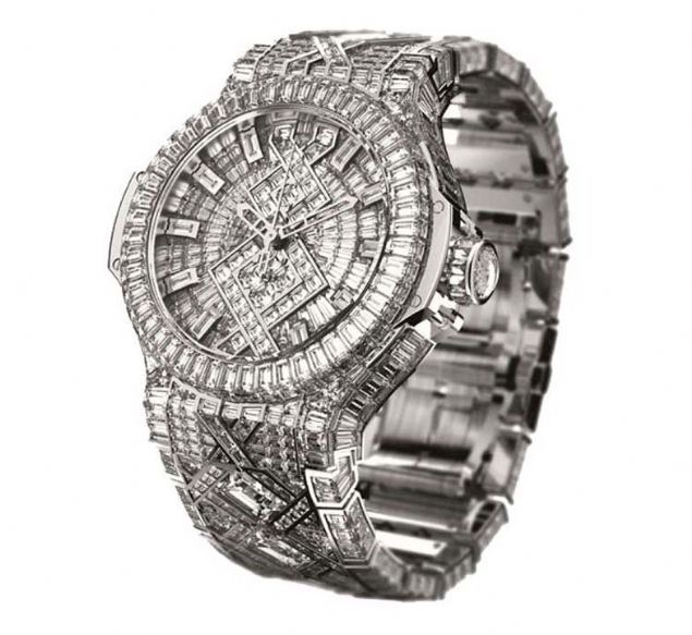 9. Diamond Hublot Big Bang / 5 Milyon Dolar  <br><br>  1280 elmastan retilen bu model gsteri sevenler iin birebir Saatin yapmnda, zerinde bulunan her tan ayn kesime sahip olmasn salamak iin; 40 yldan fazla tecrbeye sahip bir kuyumcu ile allm.  <br><br>  Ayrca saati Beyonce einin 43. doum Gn'nde Jay-Z'ye hediye etmi.  