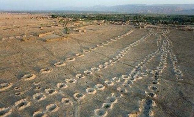 Aral�klarla a��lan kuyular yard�m�yla tar�m alanlar� sulan�yor.  <br><br>  Tanr� Da�lar� ile Turfan aras�ndaki b�lge ��l oldu�undan suyun a��r� s�caktan buharla�mamas� i�in Kar�z su kanallar� yer alt�nda in�a ediliyor.  