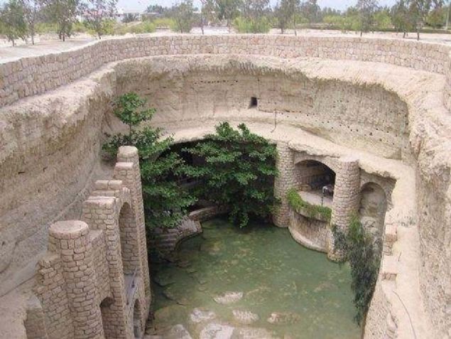 Tarihte kuyu kanallar� olarak adland�r�lan Karez kanallar�, y�re insanlar�n�n Tanr� Da�lar�nda eriyen kar sular�n�n yer alt�na s�zmas�ndan olu�an sudan yararlanmas� i�in in�a edilen bir sulama projesi.  