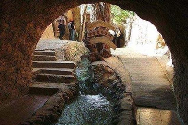 Kanal�n derinli�i 110 metre den ba�l�yor. Kanallar ��l�n alt�ndan a� gibi �r�lm��.   