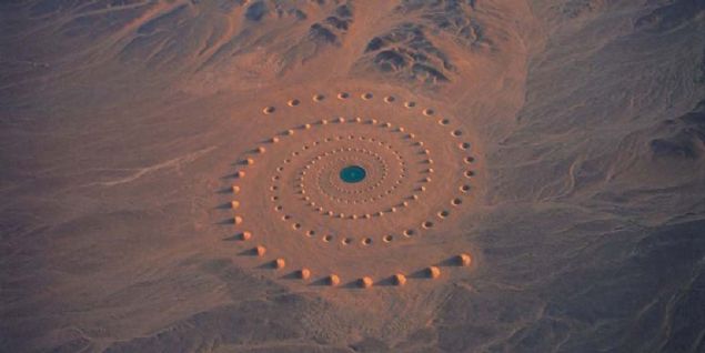 D.A.S.T. Arteam'in 1995 ve 1997 y�llar�nda M�s�r'da Saha ��l�'nde ger�ekle�tirdikleri �al��ma, 21 y�l sonra bile orjinalli�ini koruyor.   <br><br>  100 bin metrakere alanda, 8 bin metrek�p kumun yerinden ��kar�lmas�yla olu�turalan eser, Google Earth'den de g�r�lebiliyor  <br><br>  K�z�ldeniz ile da�lar�n aras�ndaki b�lgeye yap�lan �al��mada spiral �eklindeki y�kselti ve �ukurlar�n ortas�nda bir de havuz bulunuyor.      