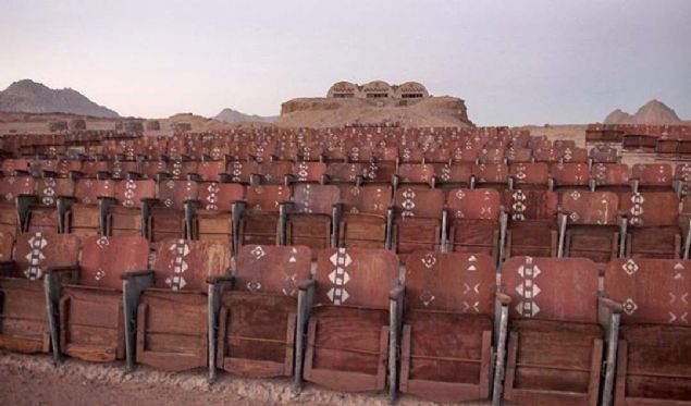 Lokal otoriteler Frans�z bir adamdan gelen bu projeden rahats�z olur.   <br><br>  Pr�miyerin ger�ekle�ece�i gece her �ey ��pheli bir �ekilde k�t� gider.   <br><br>  Jenerat�r sabote edilir ve 'D�nyan�n Sonundaki Sinema'da hi�bir film g�sterilemez.  <br><br>  Hala ilk g�nk� haliyle ��l�n ortas�nda duran sinemay� g�r�nt�leri internette b�y�k ilgi �ekmi�ti,   