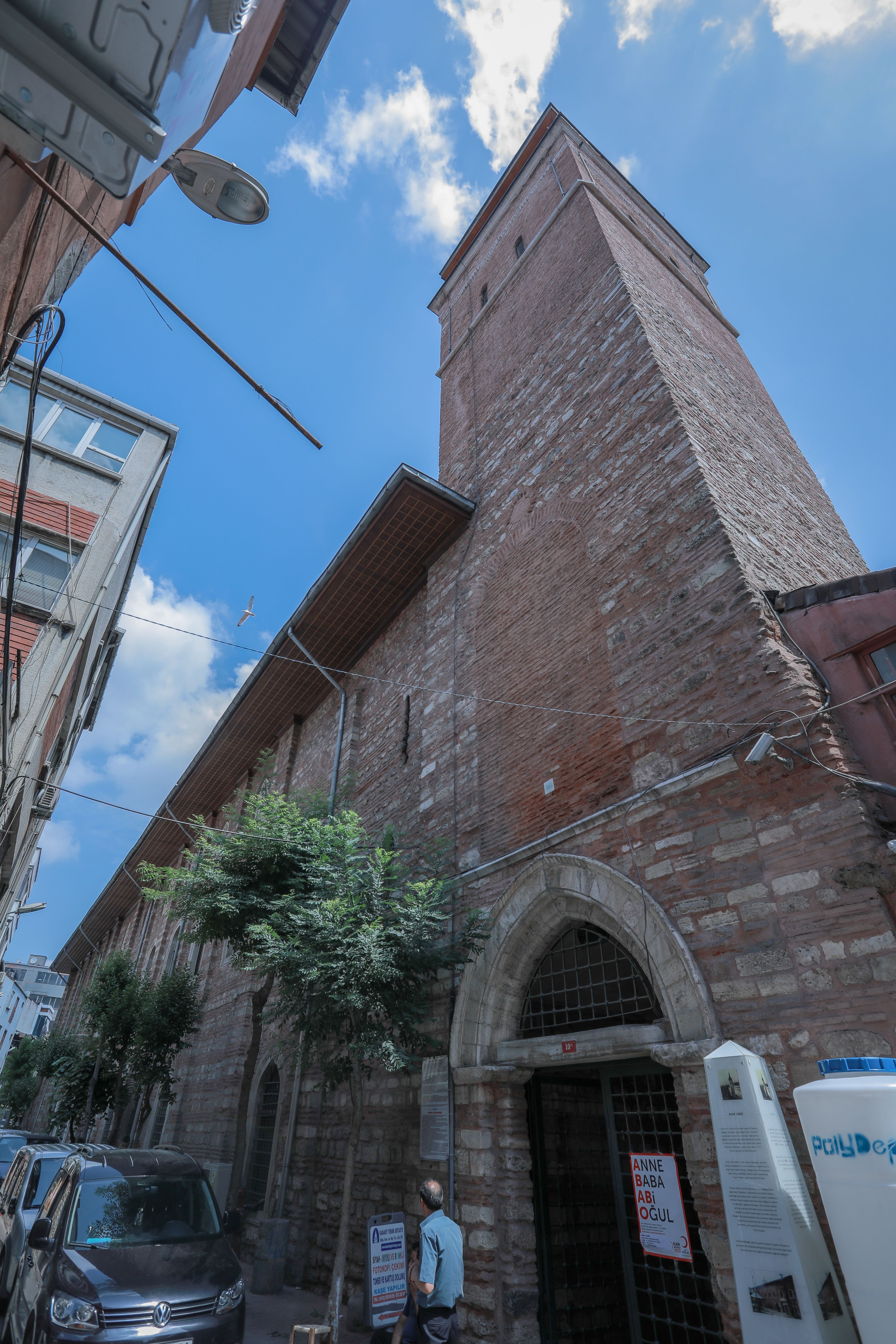 Galata'da meydana gelen yangnlarda yapnn 2 defa tahrip olduunu aktaran Gncolu, unlar kaydetti:  <br><br>  '1734'teki Galata yangnnda cami tahrip oluyor. O dnemde 2. Mustafa'nn ei Saliha Sultan, bu yapy ihya ettiriyor ve bir adrvan yaptryor. Daha sonra 1807'de ierisinde yer alan ve caminin tarihini manzum bir ekilde ifade eden ta kitabe konuyor. Daha sonra 2. Mahmut'un kz Adile Sultan ve ei Mehmet Ali Paa tarafndan cami tekrardan onarlyor. Saliha Sultan'n yaptrd adrvan yktrlp, bugn caminin avlusu olarak kullanlan yerin altna yangndan korunabilmesi ve blgede yangnlar meydana geldiinde bir su deposu niteliinde hizmet vermesi amacyla sarn yaptrlyor. Tekrardan zerine yeni bir adrvan yaptrlyor. Cami bugnk hviyetine yava yava kavuuyor.'   