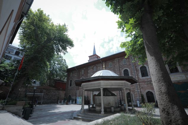 RESTORASYONLARLA BUGNK HVYETNE KAVUTU  <br><br>  Arap Camisi'nin son halinin 1913-1919 tarihleri arasnda yaplan restorasyonlarla teekkl ettiini belirten Gncolu, mezzin mahfilinin o dnemde hayata geirildiini, hnkar mahfilinde de dzenlemelerin yapldn kaydetti.   