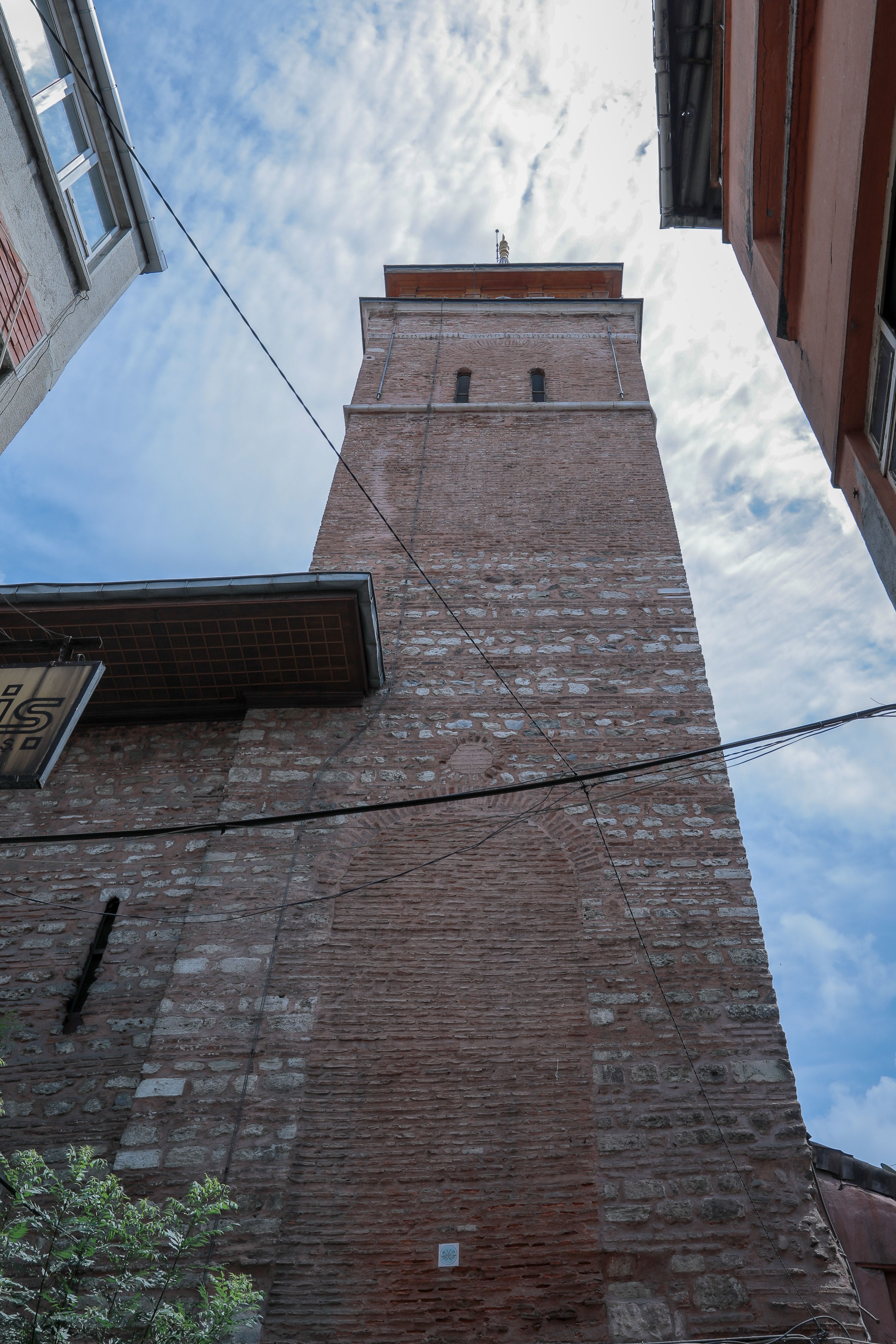 stanbul'daki bu mescitte 7 yl boyunca ibadetlerini srdren Arap ordusunun am'da kan bir isyan bastrmak zere gitmesini frsat bilen Dominikan papaz ve rahiplerince kiliseye dntrlerek minare olarak kullanlan an kulesi ilave edilen mescide, 'San Paola Kilisesi' ad verildi.   