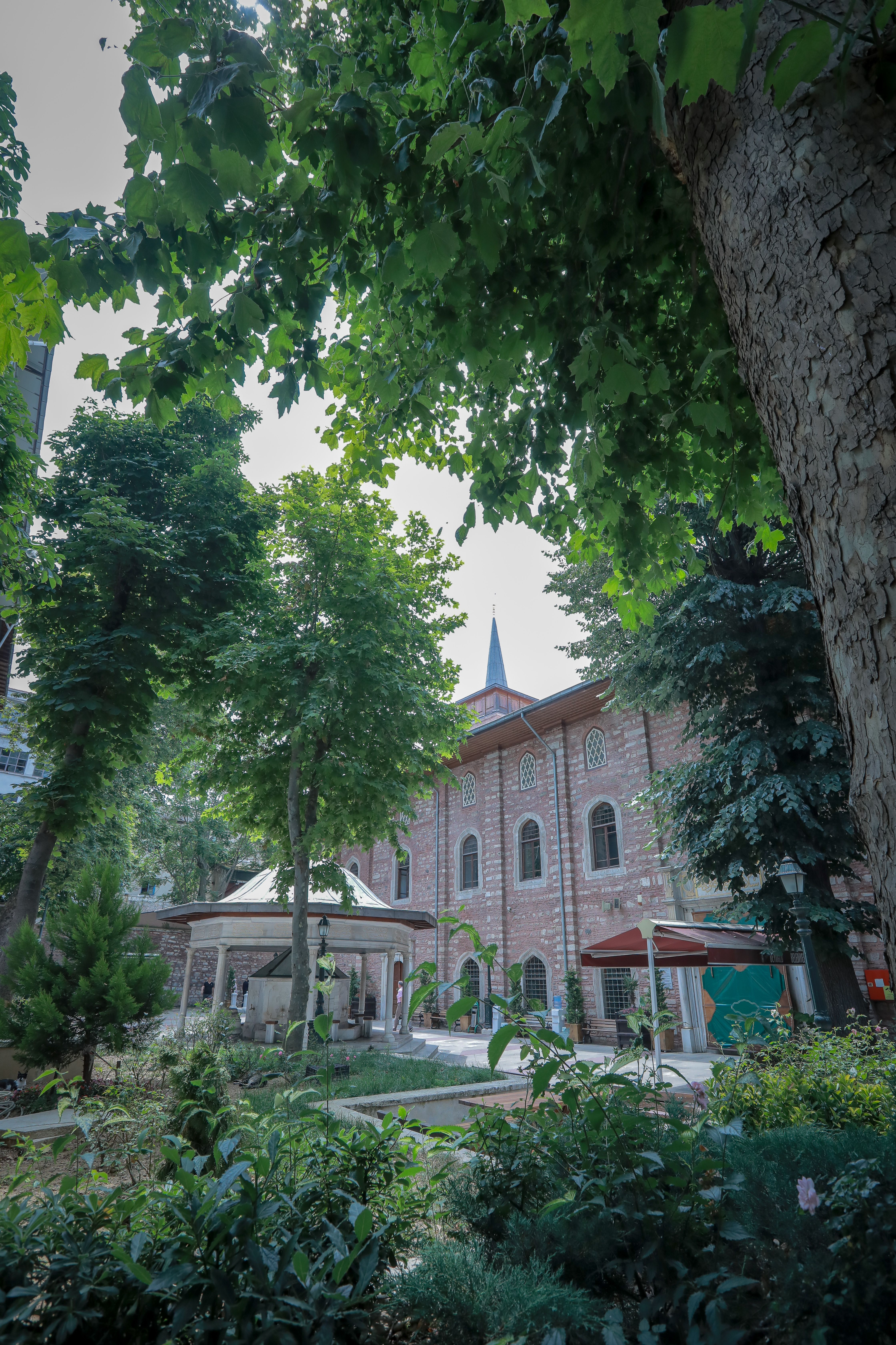 Caminin drt duvarna ve 22 aa stun zerine oturtulan ahap ve sslemeli tavan ile 8 mermer stuna oturan barok usulnde mahfili bulunuyor. Camiyi, 3 kat halindeki 70 pencere aydnlatyor. Dikdrtgen ekilli caminin minaresinin altndan avluya girilen tonoz halinde bir geit bulunuyor.   