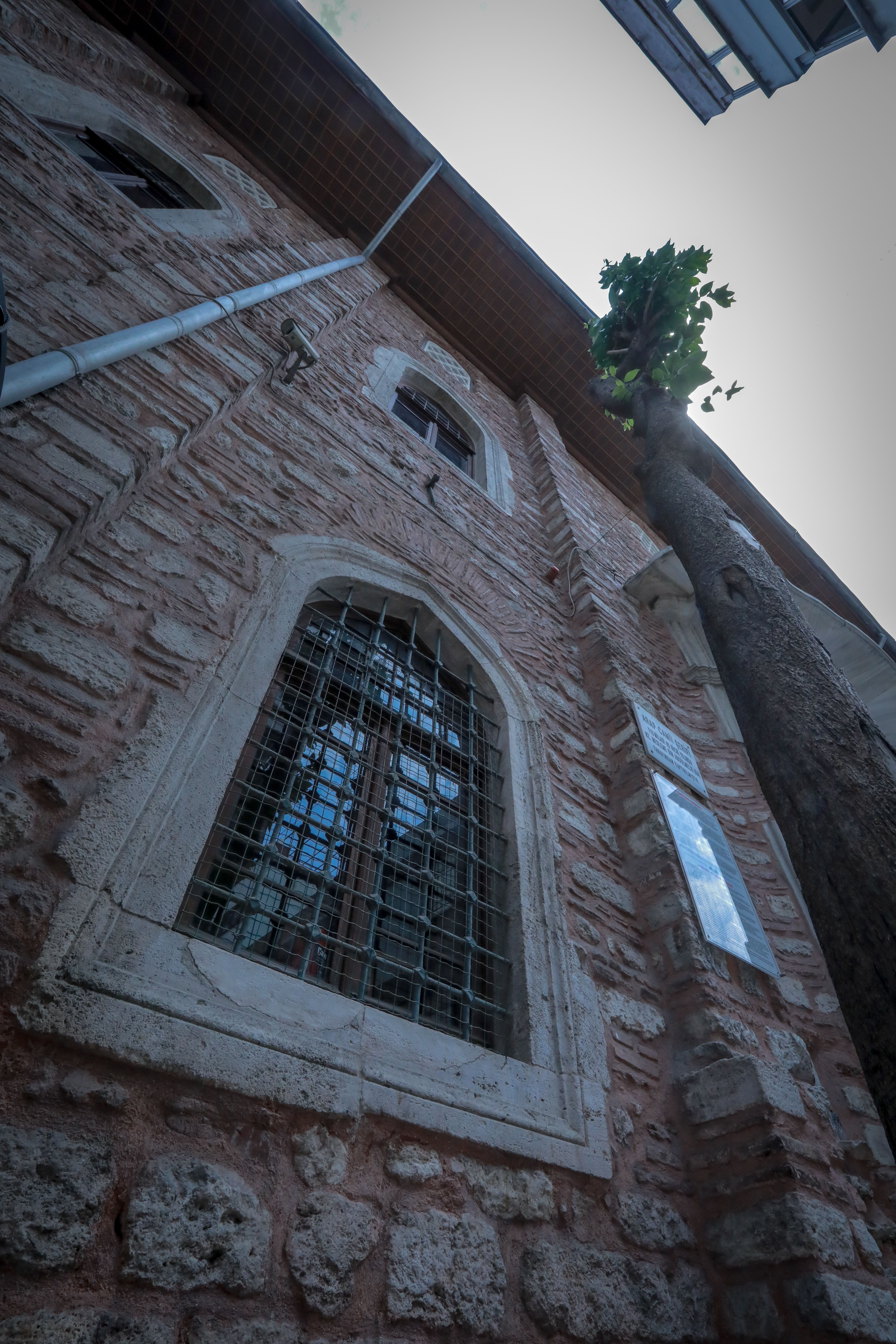 Gncolu, caminin tarihinin tartmal olduunu belirterek, u bilgileri verdi:    'stanbul'un fethinden sonra Fatih Vakfiyesi bnyesinde camiye evrilmi yap, Galata blgesinin 'Cami-i Kebir' yani en nemli camisi olarak ifade edilen bir ibadet mekan olarak dntrlmtr. Daha nce 'Dominikan' dedikleri Hz. sa dneminin sadelii ierisinde yaamaya alan, bir noktada propagandac bir Katolik mezhebin kilisesi olarak fetihten nce kullanldn biliyoruz. Tarihinin ok daha ncesi de var. '   