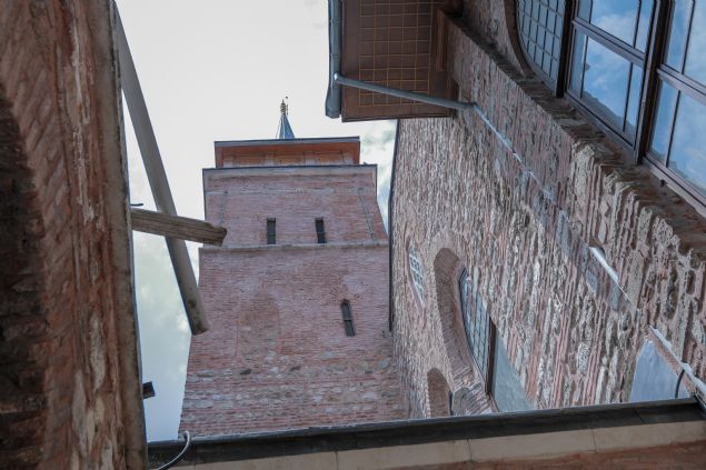 Caminin 1913 ylndaki onarm srasnda zemininde Latinler ve Cenevizlilere ait kitabeli ve armal mezar talar bulunarak, stanbul Arkeoloji Mzesi'ne nakledildi.   