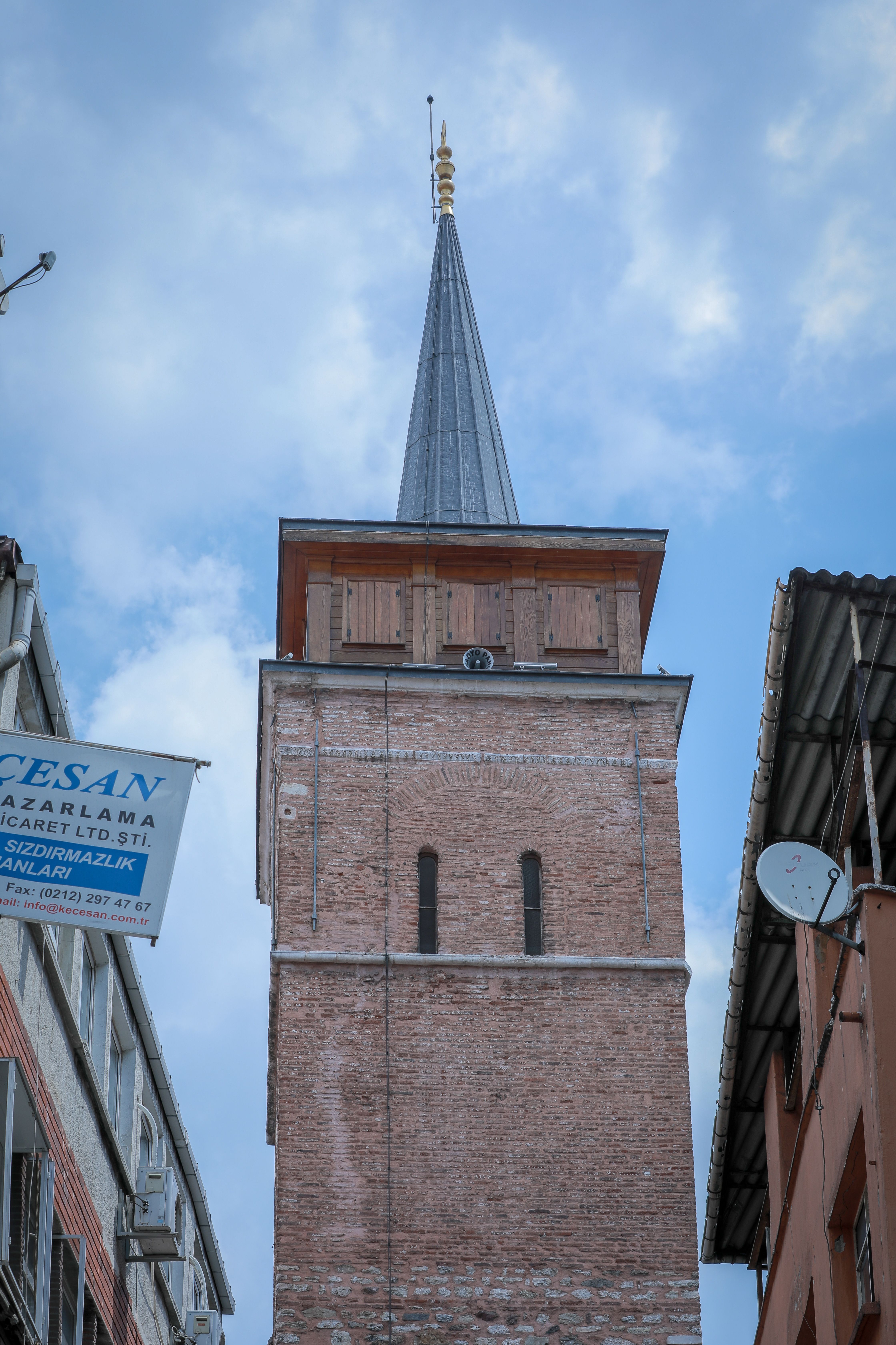 'Biz bunu Arap kaynaklarndan ve 10 ila 12. yzylda stanbul'a gelen Arap seyyahlarn hatralarndan reniyoruz. Evliya elebi'nin Seyahatnamesi'nin birinci cildinde Arap Camisi'yle ilgili bir bahis gryoruz. Rasulullah Efendimizin bir hadis-i erifine gre, 'stanbul fetholunacaktr. Onu fetheden komutan ne gzel komutandr.' deniyor. stanbul'un fethiyle ilgili Rasulullah Efendimizin hadis-i erifine nail olabilmek iin yola kan slam ordular 716'da kenti kuatyorlar.'   