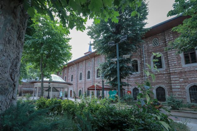 Karakteristik zelliklere sahip camide, yaptrlan restorasyonlarla her ne kadar byk lde slamlamsa da gotik gemiini belgeleyen mimari gelerin fark edilmesi mmkn.   