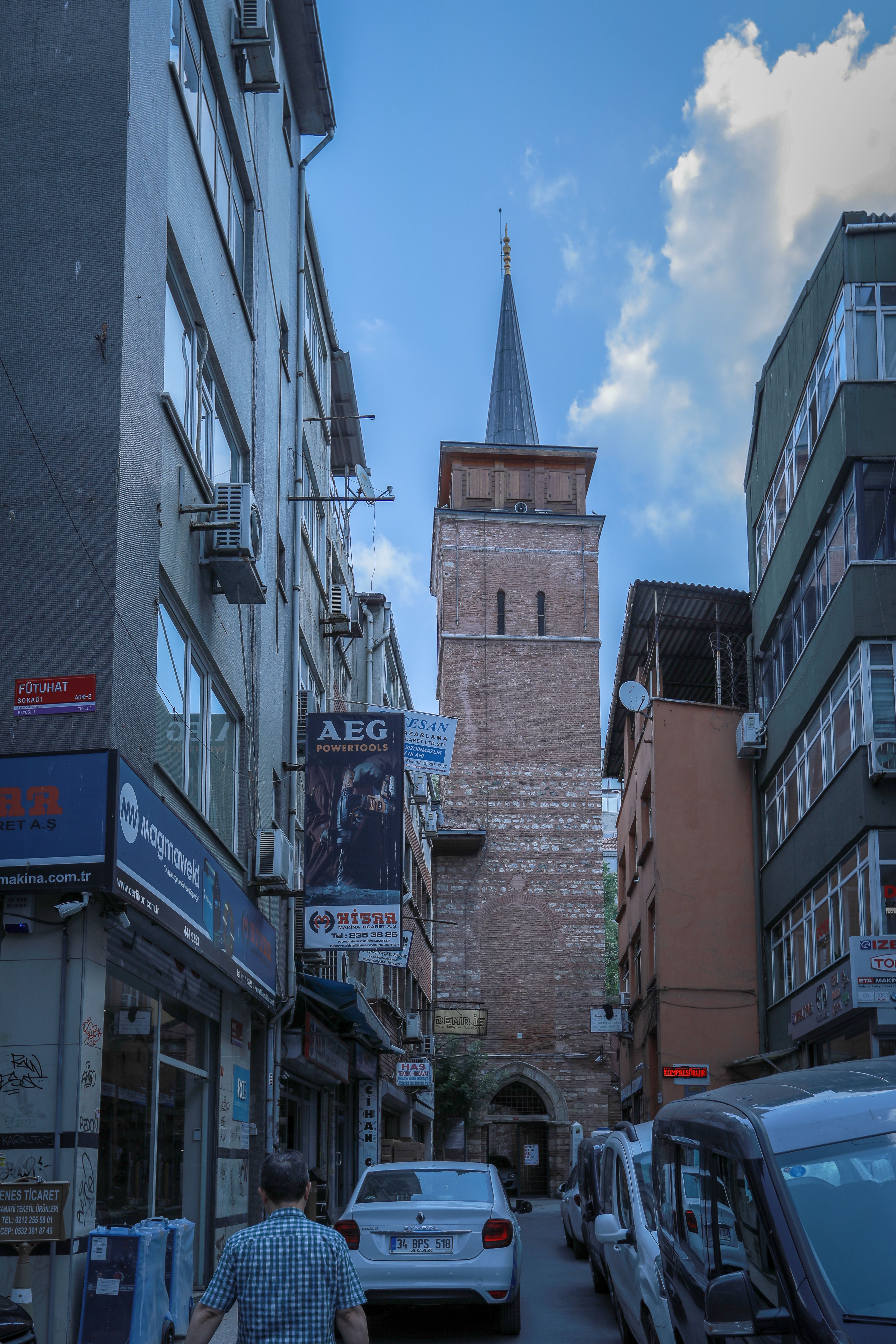 'Bu kabrin yeri ve konusu tartmal olmakla beraber unu unutmamak gerekiyor. stanbul'da 'Ni'mel Cey' yani mutlu askerler olarak ifade edilen kabirler vardr. Bunlar 'evvel' ve 'ahiri' olarak 2'ye ayrlr.    