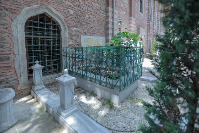 Caminin, Osmanl toplum sosyolojisinde de nemli bir deer olduunu ifade eden Gncolu, 1492 ylnda spanya'daki Endls Devleti'nin kmesinin ardndan Katolik spanyollar tarafndan byk dini bir katliama urayan Mslmanlar ve Yahudilerin bir ksmnn Osmanl'ya getirildiini, Mslman Araplarn Galata blgesine yerletirilmesiyle caminin 'Arap Camisi' ismini aldn anlatt.   