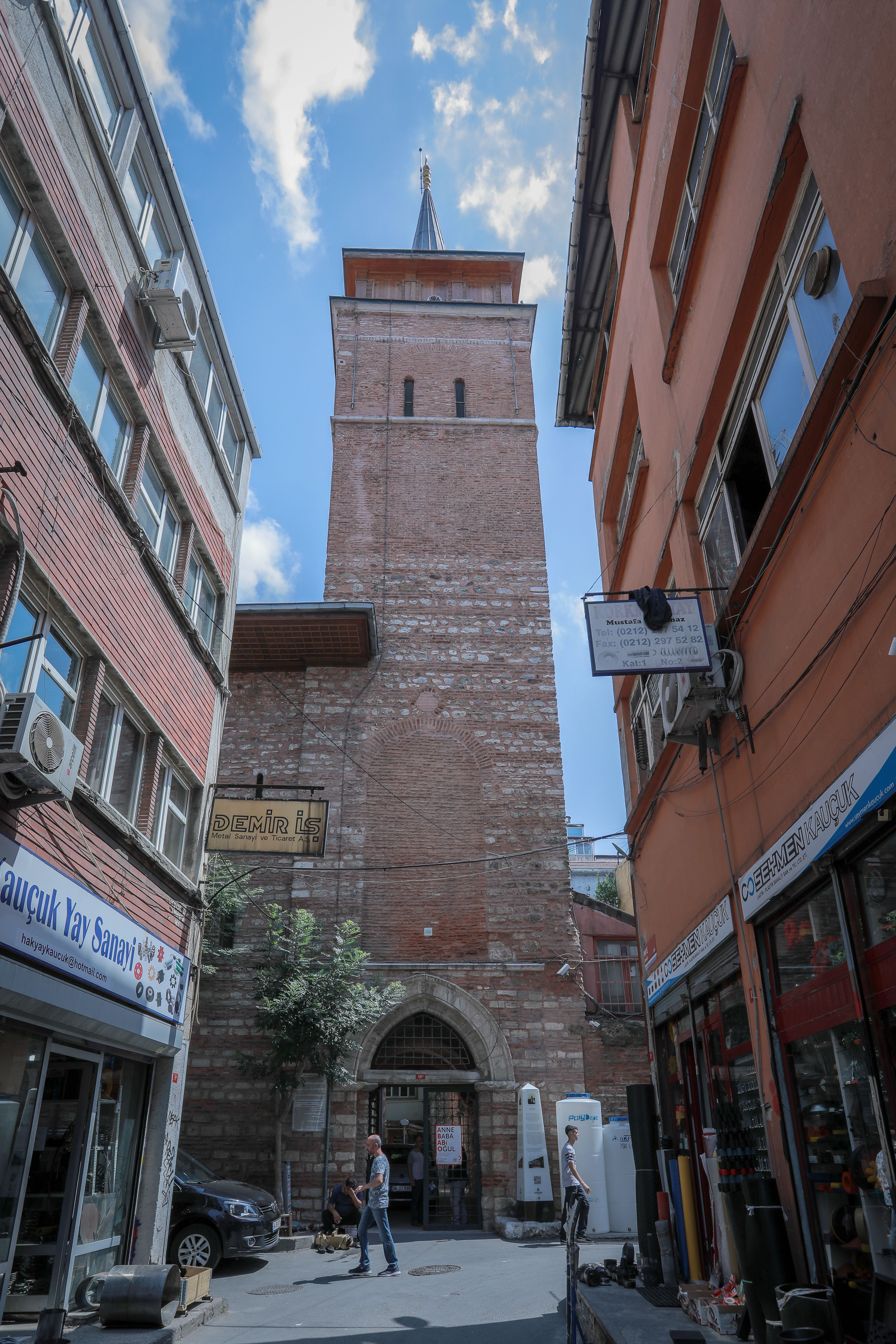 ALIILMI OSMANLI TARZI MNARELERNDEN AYRILIYOR  <br><br>  Galata'daki Perembe Pazar'nn labirent sokaklarnda karnza kan, stanbul'un en ilgin yaplarndan Arap Camisi, kilisenin an kulesinden evrilen, 102 merdivenli, sivri klahl, kare eklindeki sra d minaresiyle klasik Osmanl tarzndan ayrlyor.   