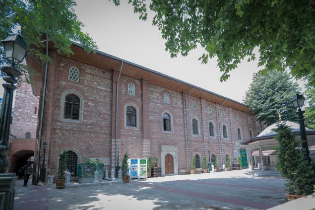 Karadan ve denizden kuvvetli bir ekilde Bizans' 1 yl boyunca kuatan ordu tarafndan Konstantiniyye alnamad ancak zaptedilen Galata semtinde mparator Leon'la varlan anlama sonucu 717 ylnda Arap Mescidi ina edildi ve stanbul semalarnda ilk ezan sesi duyulmaya baland.   