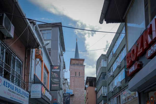 'DKDRTGEN MMAR PLANA SAHP AMA KIBLES DORU'  <br><br>  Sanat Tarihisi Gncolu, son cemaat ksmnda Endls havann verildii pencereler ve d cephe dzenlemesinin yaplmasyla caminin baz mimari zelliklerinin Arap kimliine brndn ifade etti.   