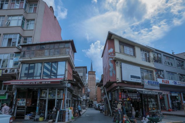 Caminin iinin bir vaha gibi olduunu dile getiren Gncolu, 'Ahap yaps, dikdrtgen mimarisiyle beraber size ok farkl bir atmosfer salar. Bu camimiz dikdrtgen mimari plana sahip ama kblesi doru. Kblede hibir deiiklik yok. Caminin bulunduu Perembe Pazar noktas ticaretin hareketli olduu bir yerdir. Burada her trl teknik malzemenin yan sra birok lezzetin bulunabilecei de bir noktadr. Byle bir gezinti noktasnda sizin vakit namaznn dnda ziyaret edebileceiniz ve ruhunuzu dinlendirebileceiniz bir i mekan atmosferine sahip, stanbul'un kadim bir yapsnda haiz oluyoruz.' deerlendirmesini yapt.   