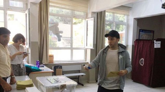 Ouzhan Ko  <br><br>  Oyuncu ve mzisyen Ouzhan Ko, sabah erken saatlerde oyunu kullanan isimlerden biri oldu.   <br><br>  Ko, Saat 09.30 sralarnda oyunu kullanmak zere Beikta'ta bulunan Tevfik Fikret lkokulu'na geldi.  <br><br>  Acele ederek girdii okulda 1068 No'lu sandkta oyunu kullanan Ouzhan Ko, basn mensuplarna aklamada bulundu.   <br><br>  Ko, basn mensuplarnn hzl hareket etmesinin sebebini sormas zerine Kayseri'de konseri olduu iin acele ettiini belirtti.  <br><br>  Ko, 'Kayseri'de bugne seim olacan tahmin etmeyerek konser koydum. Orada da seim gndem olmad iin biz de koarak Kayseri'ye geeceiz.  <br><br>  lkemiz ve zellikle stanbul iin hayrls olsun' diye konutu.             