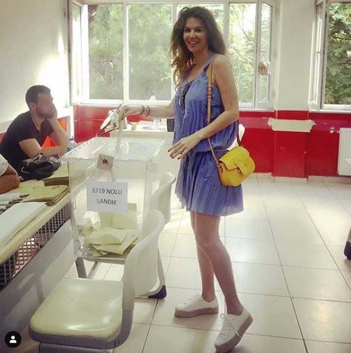 Tlin ahin   <br><br>  Tlin ahin, sandk ba paylamna, 'Vatana millete hayrl olsun' notunu dt.             