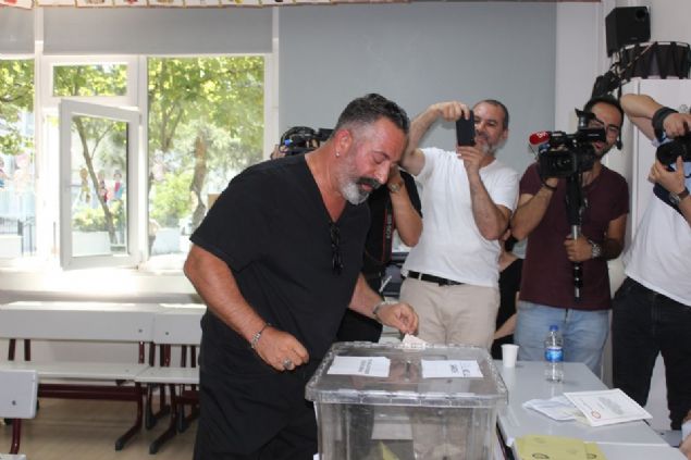 Cem Ylmaz  <br><br>  nl komedyen Cem Ylmaz, yeniden yaplan stanbul Bykehir Belediye Bakanl seimi iin oyunu, Beikta Ltfi Banat lkokulu'nda kulland.   <br><br>  Ylmaz'n oyunu kullandktan sonra zarfyla beraber kapya ynelerek 'Hadi eyvallah' demesi sandk grevlilerini kahkahaya bodu.  <br><br>  Oyunu kullanan nl komedyen, basn mensuplarnn sorularna 'Vatandalk grevimi yerine getirmem ok normal deil mi' diyerek yant verdi.     