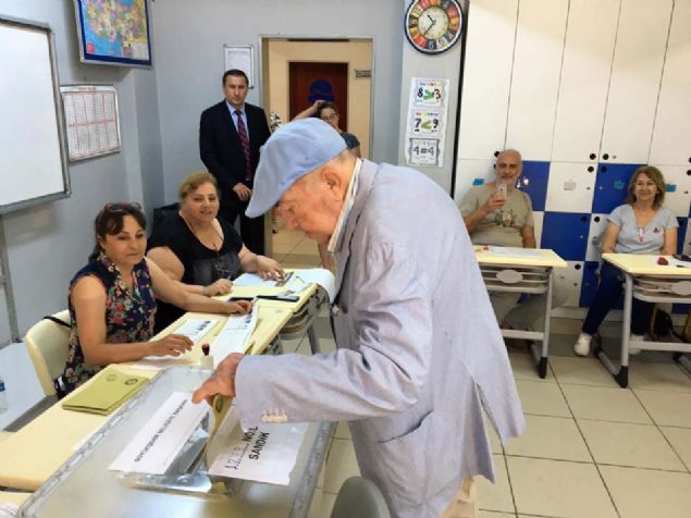 Trker nanolu  <br><br>  nl film yapmcs ve ynetmen Trker nanolu, yeniden yaplan stanbul Bykehir Belediye Bakanl seiminde oyunu Beykoz'daki Sedat Simavi Ortaokulunda kulland.  <br><br>  nanolu, 'lkemiz iin hayrl olur inallah' dedi.           