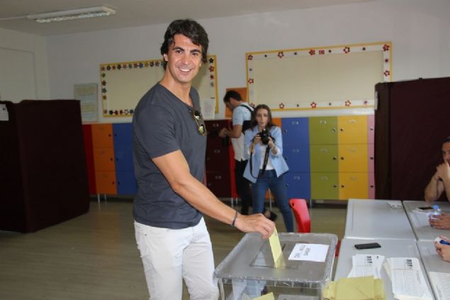 brahim Kutluay  <br><br>  Eski Milli Basketbolcu brahim Kutluay, Beikta Ltf Banat lkokulu'nda oy kulland.   