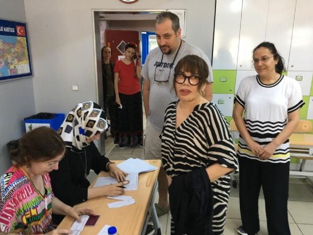 Sezen Aksu  <br><br>  Sezen Aksu, oyunu Beykoz'daki Sedat Simavi Ortaokulu'nda kulland.   <br><br>  Mhr oy pusulasnda biraz taan Minik Sere, sandk grevlilerine 'Bama bir i gelmeyecek deil mi?' diye sordu.   <br><br>  Grevliler de 'Dier partiye sramadysa bir ey olmaz' dedi.  <br><br>  Oy atma ileminin ncesinde hayranlaryla fotoraf ektiren Aksu oy kullanma ilemi iin sandna gitti.  <br><br>  Zarf sanda ataca srada kendisine 'Poz verir misiniz?' diyen basn mensuplarna Aksu, esprili bir ekilde, 'Poz veremem, braktm o ileri' dedi.                